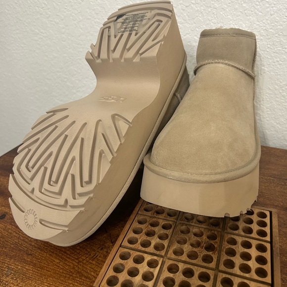 UGG® Women's Classic Ultra Mini New Heights - Picture 5 of 6